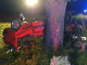 U Odrlic auto narazilo do stromu a převrátilo se na střechu. Hasiči museli pět lidí vyprostit