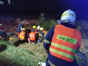 U Odrlic auto narazilo do stromu a převrátilo se na střechu. Hasiči museli pět lidí vyprostit