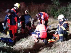 U Odrlic auto narazilo do stromu a převrátilo se na střechu. Hasiči museli pět lidí vyprostit