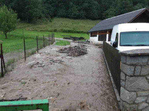 Silný déšť zvedl říčku Bělou na Jesenicku na třetí stupeň, zaplavila silnici. Hasiči čerpají vodu