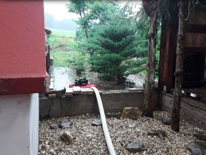 Silný déšť zvedl říčku Bělou na Jesenicku na třetí stupeň, zaplavila silnici. Hasiči čerpají vodu