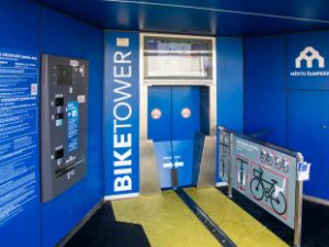 Cyklisté si zvykají na cyklověže. V Olomouckém kraji je staví čím dál víc měst