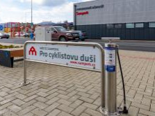 Cyklisté si zvykají na cyklověže. V Olomouckém kraji je staví čím dál víc měst