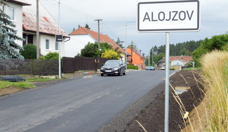 Určice a Alojzov mají opravené průtahy. Součástí investice byly i nové chodníky