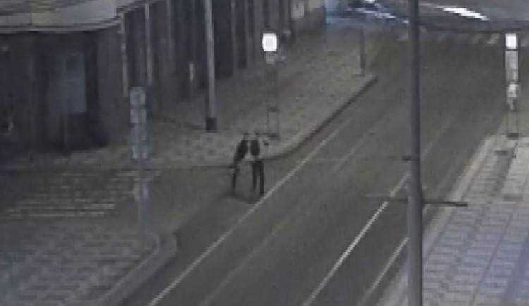 Muž napadl náhodného kolemjdoucího. Při útěku si zlomil nohu