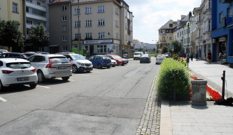 Komunikace na Žerotínově náměstí je z jedné části už opravená, z druhé „polátaná“. Na podzim by mohl i tento úsek dostat nový povrch.