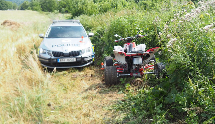 Pod vlivem alkoholu i drog. Ujíždějícího čtyřkolkáře zastavil až kluzký terén.
