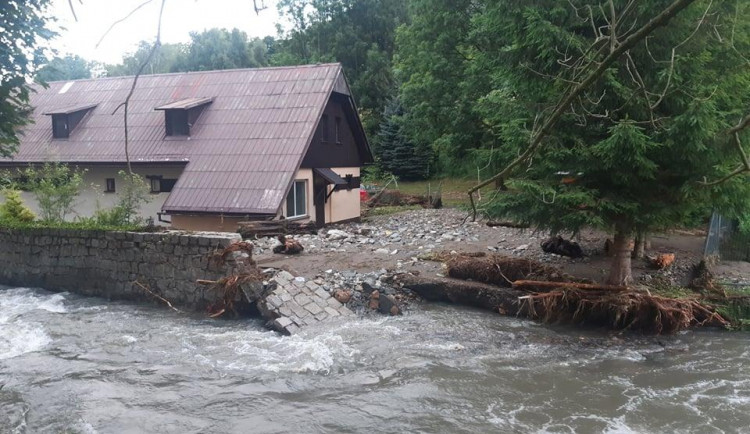 Nedělní blesková povodeň napáchala milionové škody v lesích na severu kraje.
