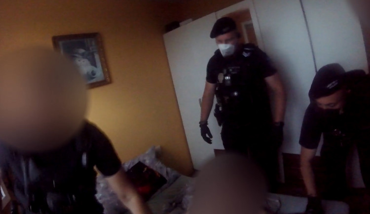 Muž chtěl vyskočit z desátého patra. Život mu zachránili policisté