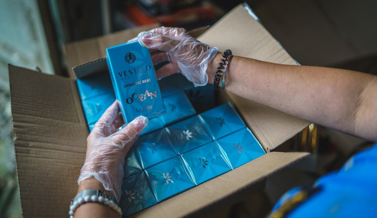 Pražští celníci odhalili padělky parfémů a herních konzolí za dvacet milionů korun