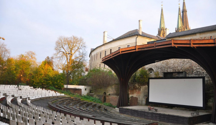 Zájem o letní kina stoupá. Kam vyrazit na film pod širou oblohou?