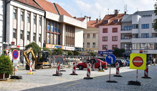 Pokud můžete, vyhněte se centru Písku, žádá město řidiče. Dopravu komplikuje výstavba horkovodu