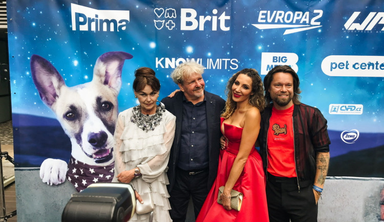 Film o psí a lidské lásce měl slavnostní premiéru. Na červeném koberci se objevili psi i známé tváře