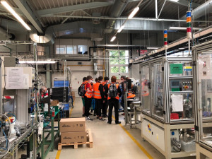 Robert do toho praštil, navýšil mzdy a má nové benefity!