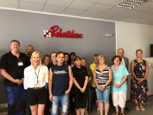 Robert do toho praštil, navýšil mzdy a má nové benefity!