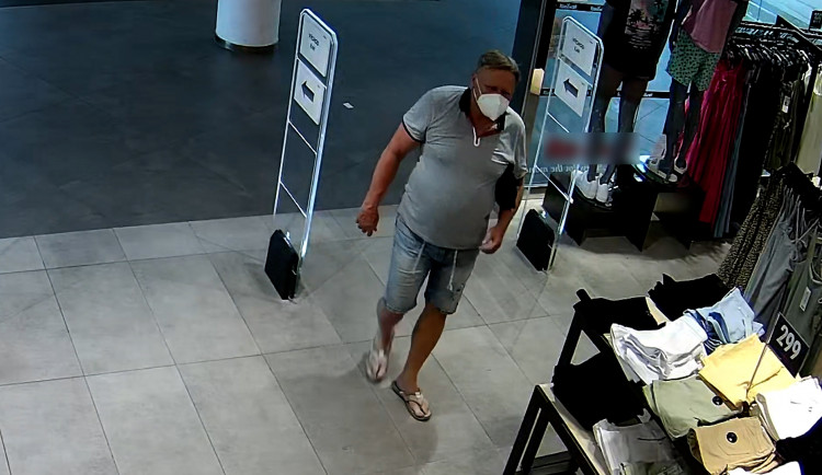 Policie hledá muže masturbujícího mezi regály. Celou dobu ho zabírala bezpečnostní kamera.
