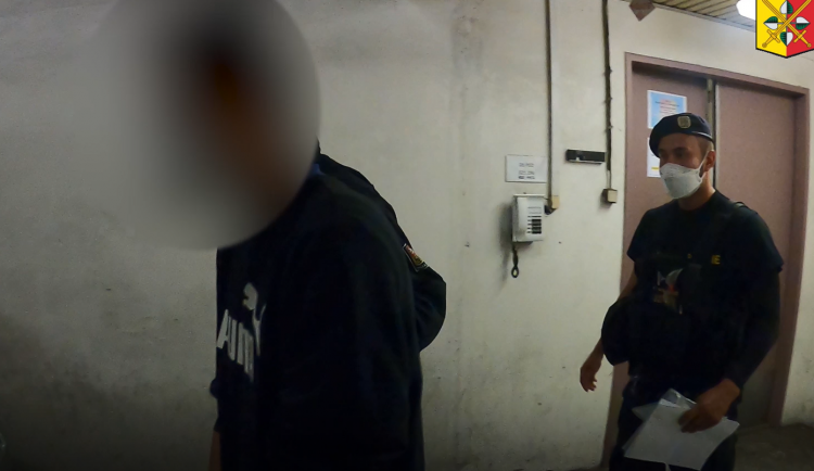 Muž na internetu vyhrožoval, že najede autem do lidí. Hrozí mu tři roky vězení