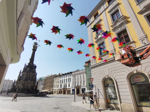 Nová dekorace v centru Olomouce. Nad hlavami se roztočí stovky větrníků