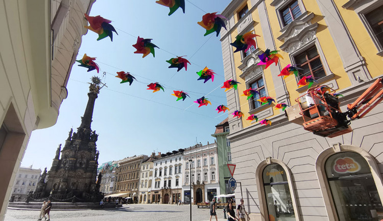 Instalace větrníků mezi domy v ulici 28. října pokračovala i v sobotu