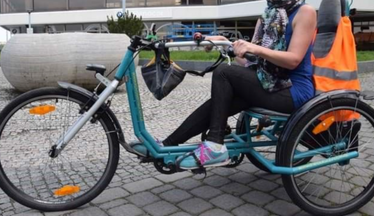 Policisté pátrají po zloději, který ukradl invalidní tříkolku. Hrozí mu dva roky vězení