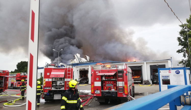 V Uhříněvsi hořela hala s drogistickým zbožím. Škoda je 120 milionů korun