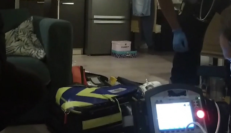 Muž zkolaboval doma na gauči. Život mu zachránil včasný zásah policistů