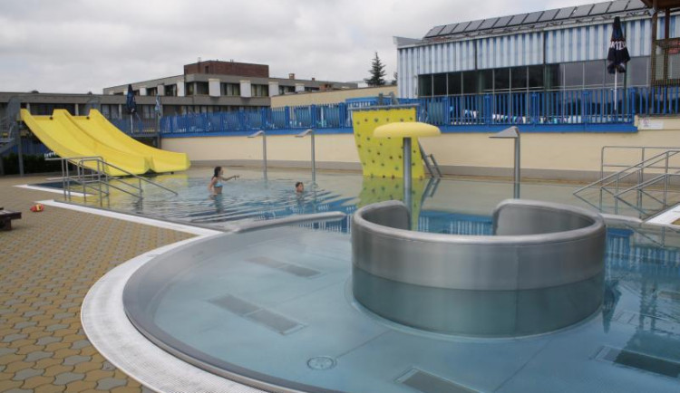 Blesk vyřadil část přerovského bazénu z provozu. Některé atrakce nebudou fungovat celé léto.