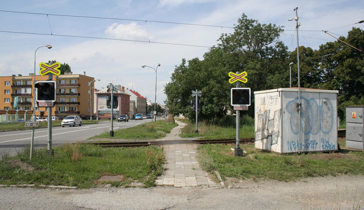 Přes přejezd na ulici Střední Novosadská v Olomouci neprojedou tento týden auta ani vlaky