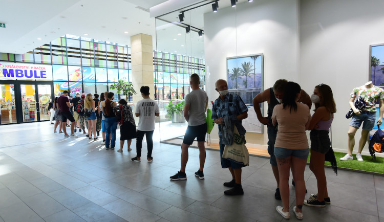 Otevření očkovacího centra bez registrace přilákalo desítky lidí