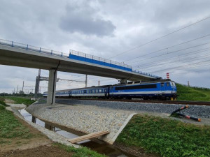 Nadjezd nad železniční tratí v Dluhonicích se otevřel motoristům