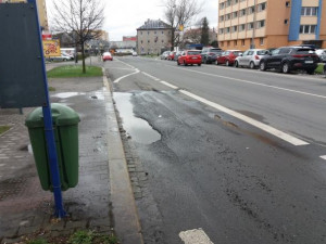 Ze dvou autobusových zastávek v Přerově konečně zmizel vymletý asfalt