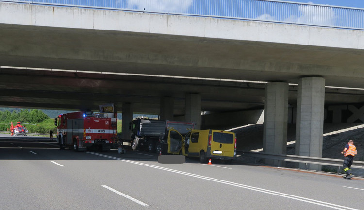 Srážka dodávky s odstaveným nákladním autem si vyžádala lidský život