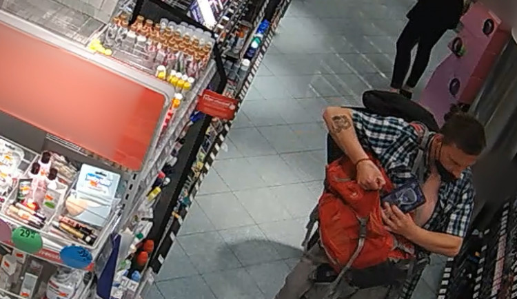 Nožem ohrožoval zaměstnance drogerie v centru Prahy. Nepoznáváte ho?