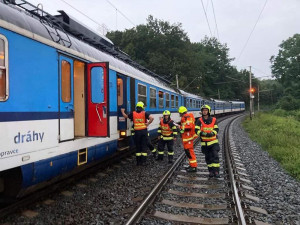 Desítka zásahů kvůli bouřce. U Hranic evakuovali hasiči cestující z vlaku