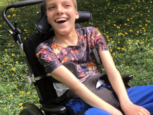 Přidušení miminka při porodu změnilo rodině život. Pomoci v těžké situaci teď může každý