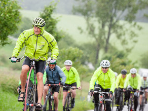 Velocipedista Josef Zimovčák s pelotonem cyklistů projíždí každoročně republikou pro nadační fond Na kole dětem