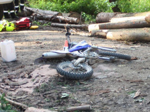 Při pádu na motorce v lese u Loštic zemřel muž, nehodu vyšetřuje policie
