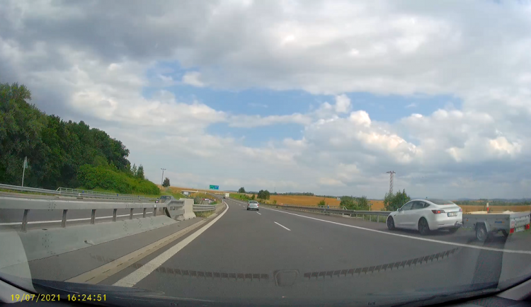 Policie hledá řidiče Tesly. Z přívěsu za autem mu vypadl kus dřeva, který poškodil další vůz.