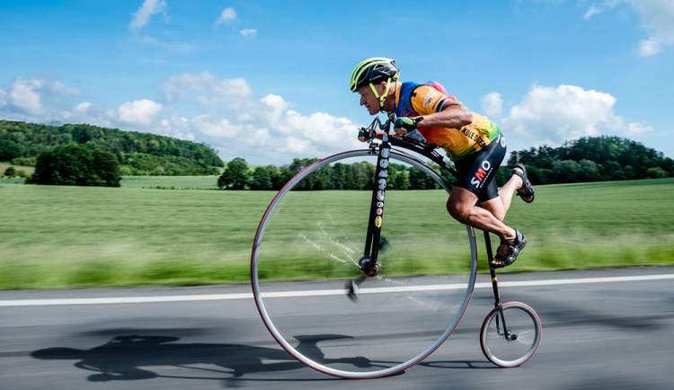 Zakladatel nadace Na kole dětem Josef Zimovčák na velocipedu projíždí s charitativními projekty Českou republikou