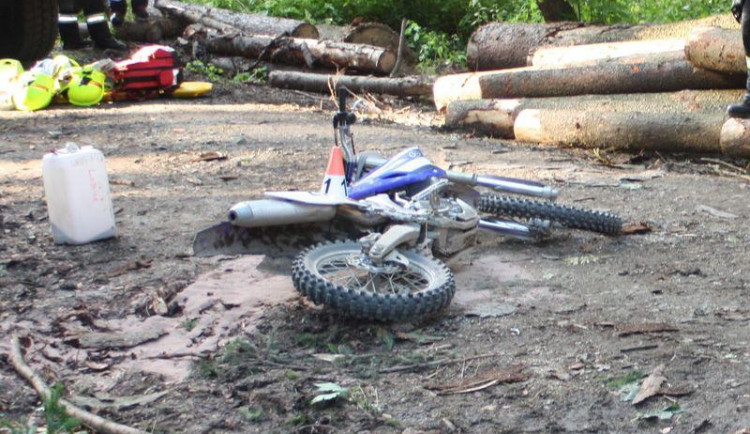 Při pádu na motorce v lese u Loštic zemřel muž, nehodu vyšetřuje policie.