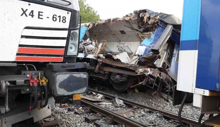 V Němčicích nad Hanou se srazila lokomotiva a osobní vlak, dva zranění