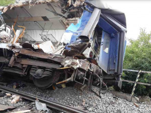 V Němčicích nad Hanou se srazila lokomotiva a osobní vlak, dva zranění