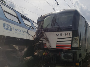 V Němčicích nad Hanou se srazila lokomotiva a osobní vlak, dva zranění