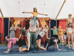 Velevážené publikum, račte dále! Do hospicu pro pozůstalé děti zavítal Cirkus Paciento