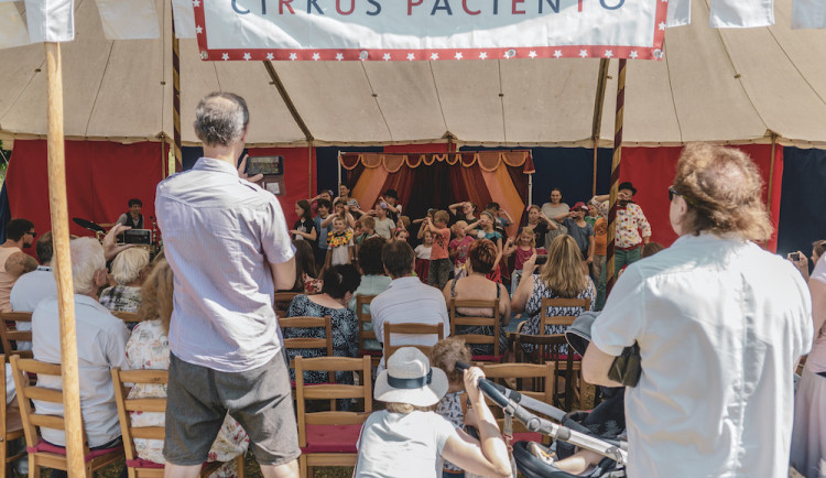 Velevážené publikum, račte dále! Do hospicu pro pozůstalé děti zavítal Cirkus Paciento.