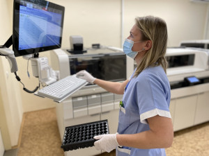 V nemocnici v Šumperku pomáhá při analýze vzorků umělá inteligence