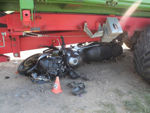 Motorkář zůstal u Paseky na Olomoucku zaklíněný pod vlečkou traktoru