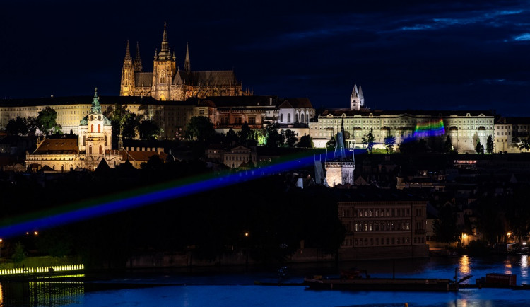 Dvojitá duha nad Prahou. Na Pražském hradě se v noci rozsvítila duhová vlajka
