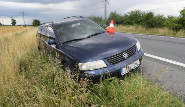 Řidička se třemi promile ohrožovala protijedoucí vůz. Poté skončila mimo silnici