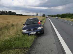 Řidička se třemi promile ohrožovala protijedoucí vůz. Poté skončila mimo silnici